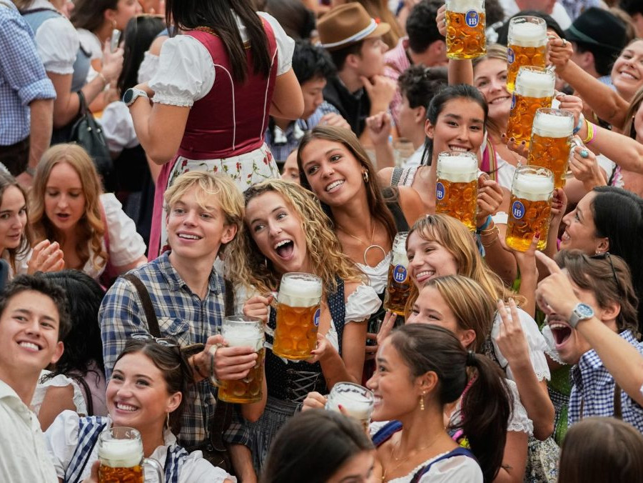 ľudia na Oktoberfeste