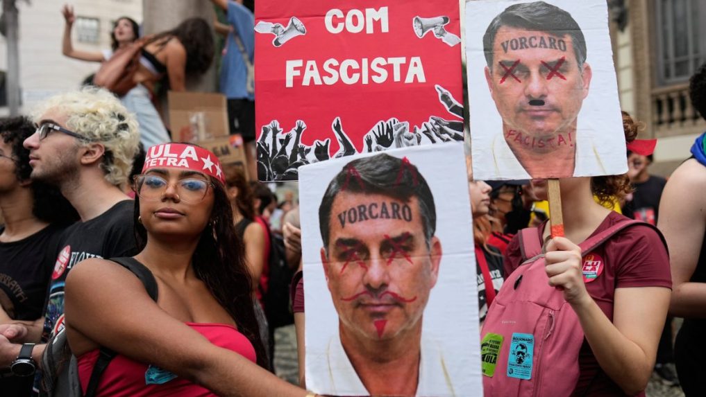 Braz&iacute;lčania sa na proteste objavili s n&aacute;lepkami &bdquo;Už nikdy Bolsonaro&ldquo; či &bdquo;Nie otcovi, nie synovi&ldquo;.