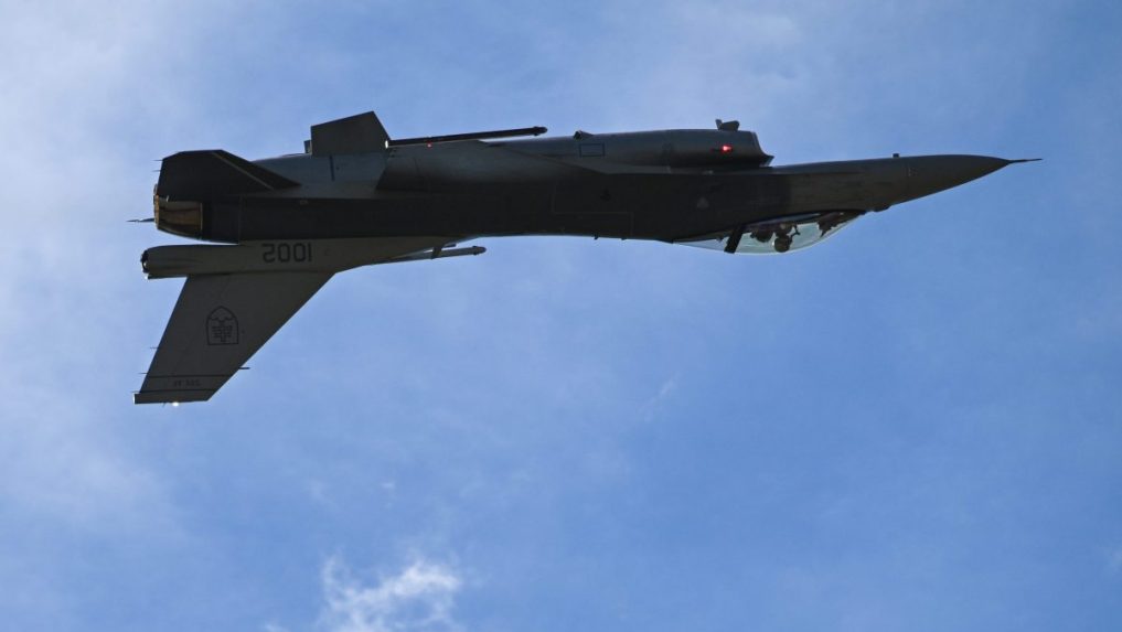 Na ilustračnej snímke stíhačka F-16 počas letu.