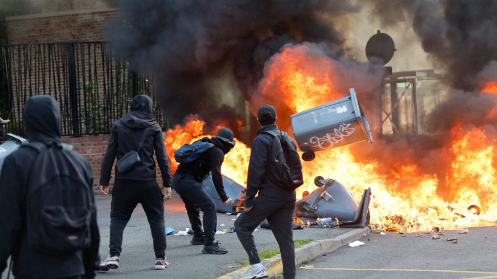 študenti pália odpadkové koše počas protestov