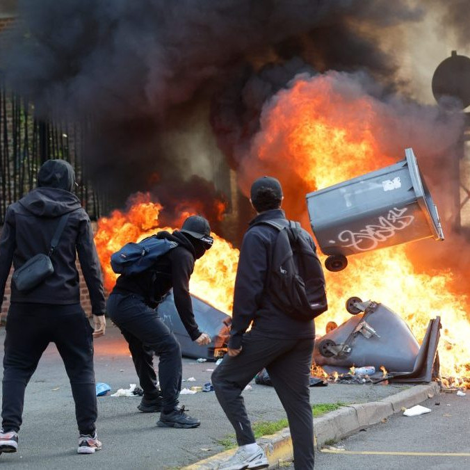 študenti pália odpadkové koše počas protestov