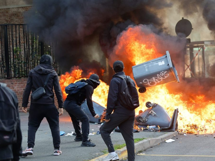 študenti pália odpadkové koše počas protestov