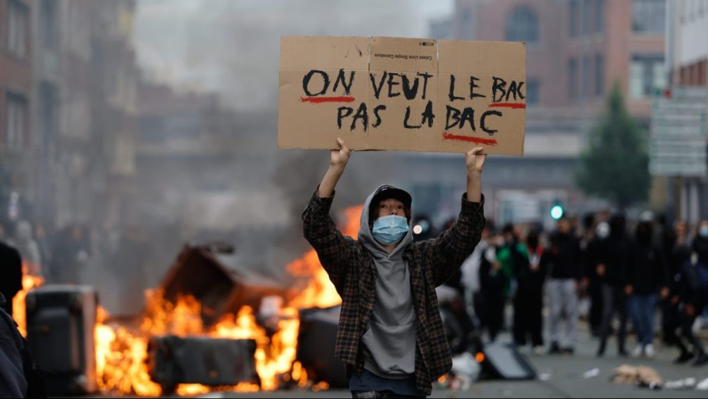 
 Študent s transparentom na proteste.		