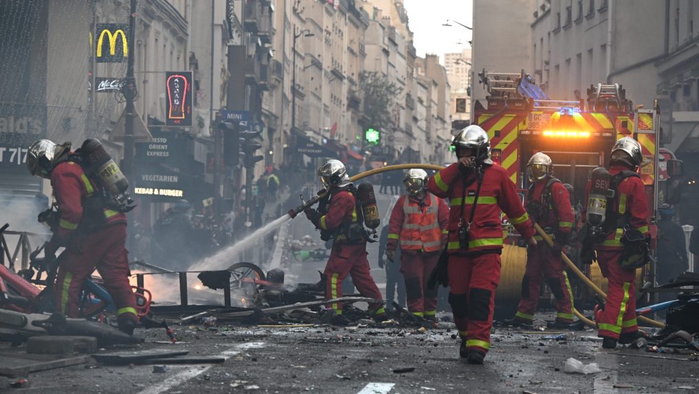 Počas protestov zasahovali aj hasiči.