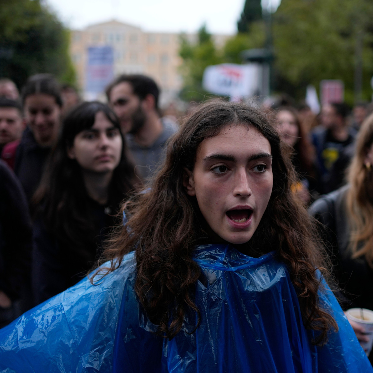 Grécki študenti protestujú pred tamojším ministerstvom financií.