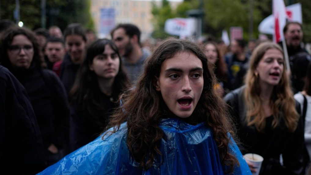 Grécki študenti protestujú pred tamojším ministerstvom financií.