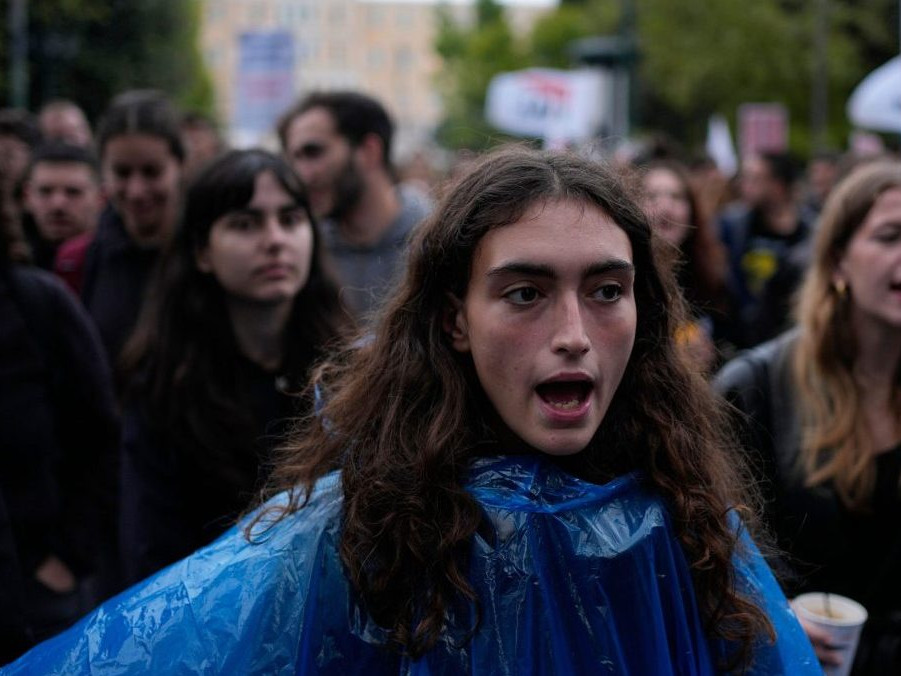 Grécki študenti protestujú pred tamojším ministerstvom financií.