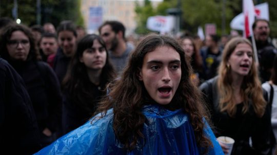 Grécki študenti protestujú pred tamojším ministerstvom financií.