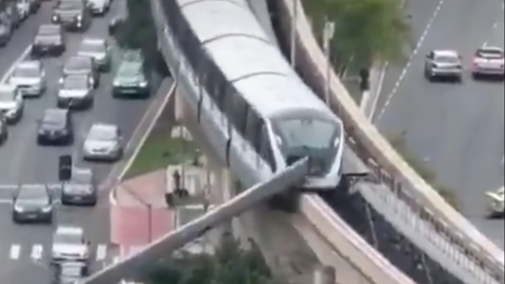 
 Na snímke vlak narazil do spadnutého žeriavu.		