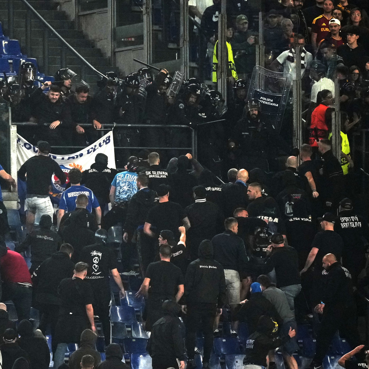 Zásah policajtov počas zápasu Ligy majstrov medzi AS Rím - ŠK Slovan Bratisalva.
