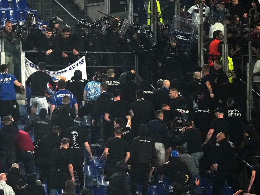 Zásah policajtov počas zápasu Ligy majstrov medzi AS Rím - ŠK Slovan Bratisalva.