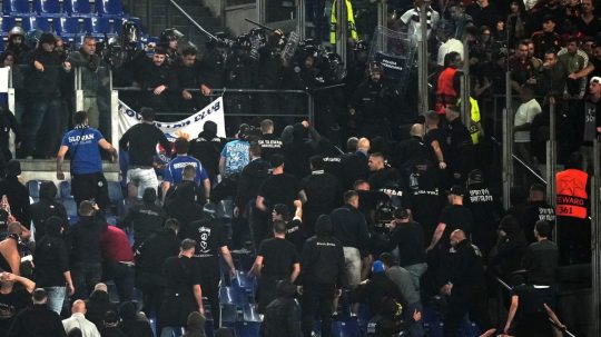 Zásah policajtov počas zápasu Ligy majstrov medzi AS Rím - ŠK Slovan Bratisalva.