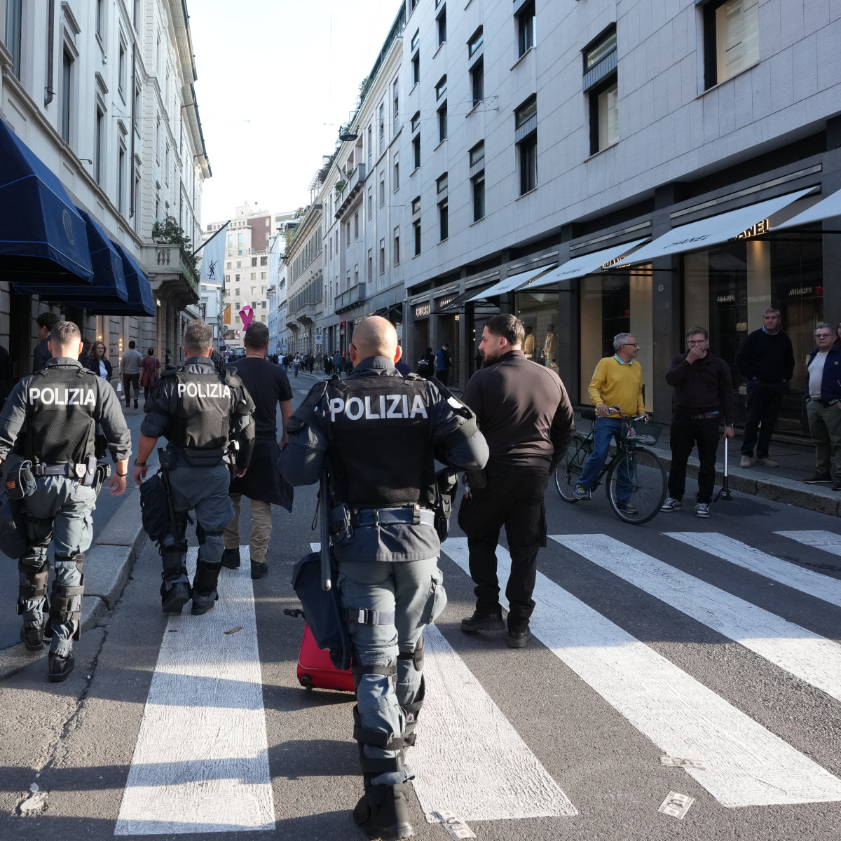 Policajti v uliciach Milána.
