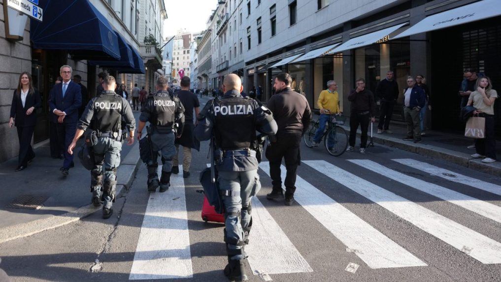 Policajti v uliciach Milána.