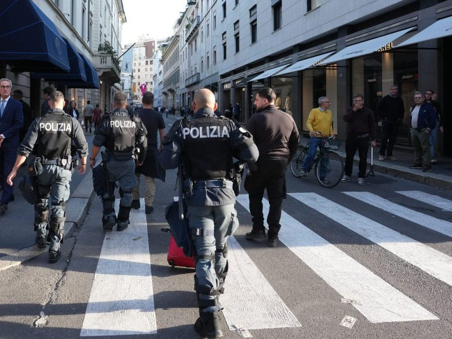 Policajti v uliciach Milána.