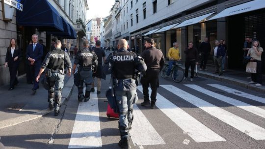 Policajti v uliciach Milána.