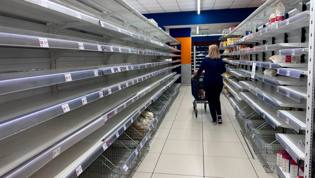 Žena prechádza prázdnou uličkou v talianskom supermarkete.