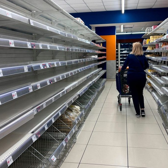 Žena prechádza prázdnou uličkou v talianskom supermarkete.