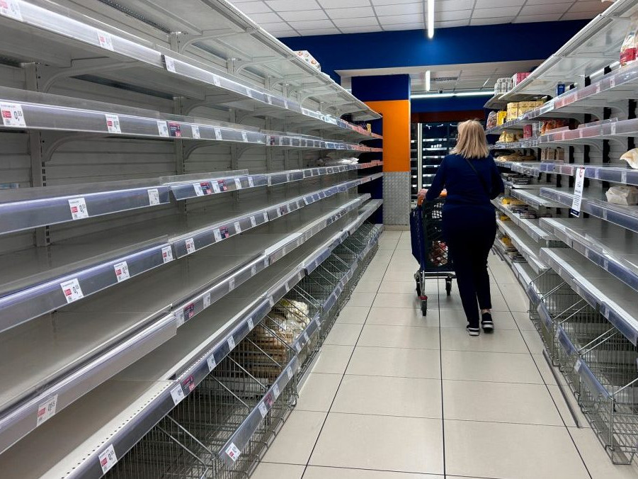 Žena prechádza prázdnou uličkou v talianskom supermarkete.