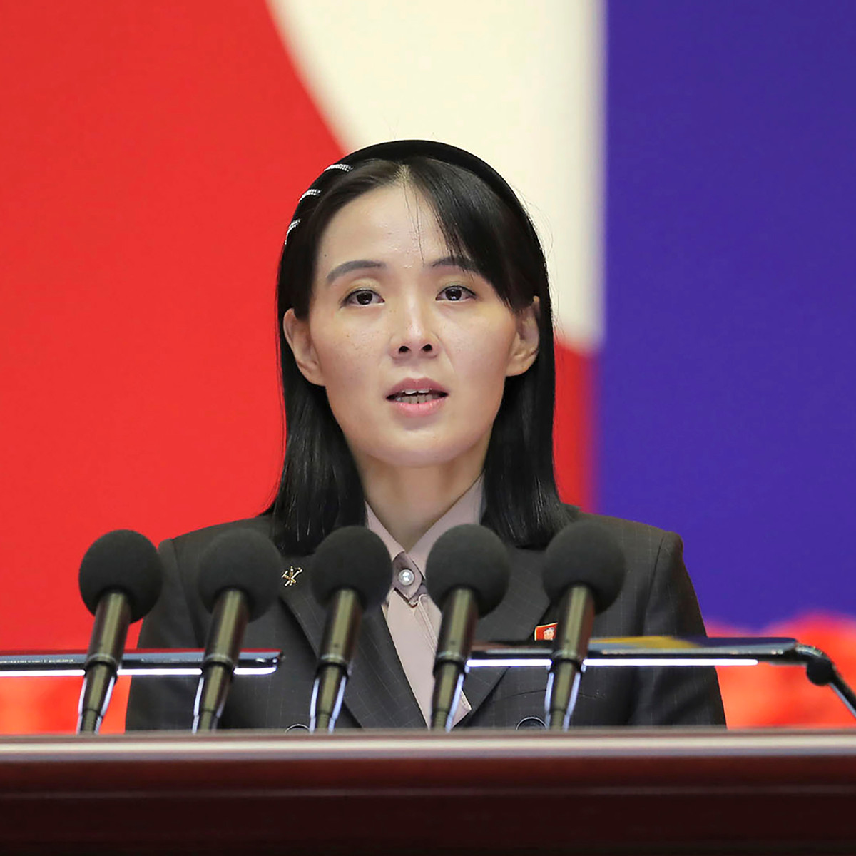 Na snímke sestra Kim Čong-una Kim Jo-čong.