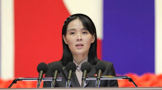 Na snímke sestra Kim Čong-una Kim Jo-čong.