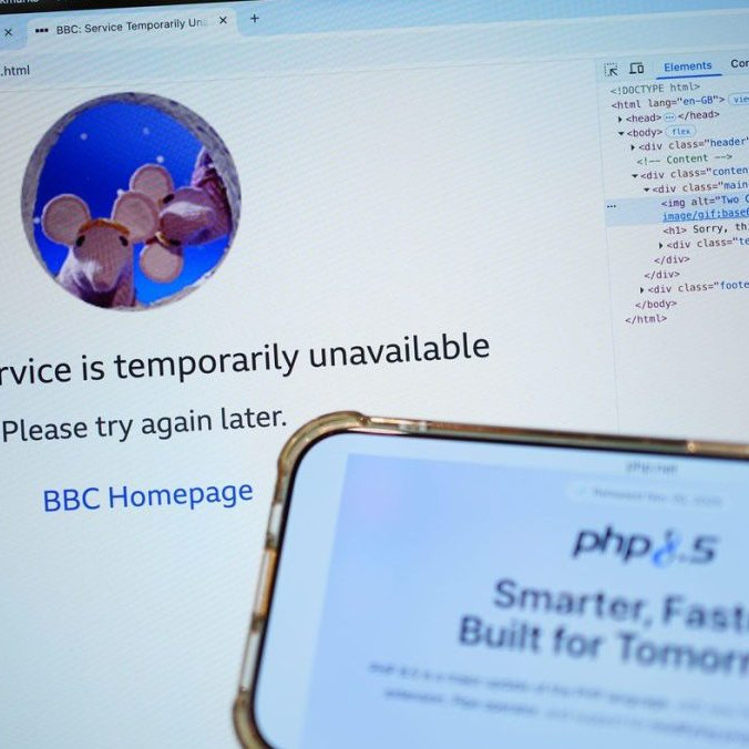 Na snímke nefunkčná stránka BBC po problémoch s programovacím jazykom PHP.