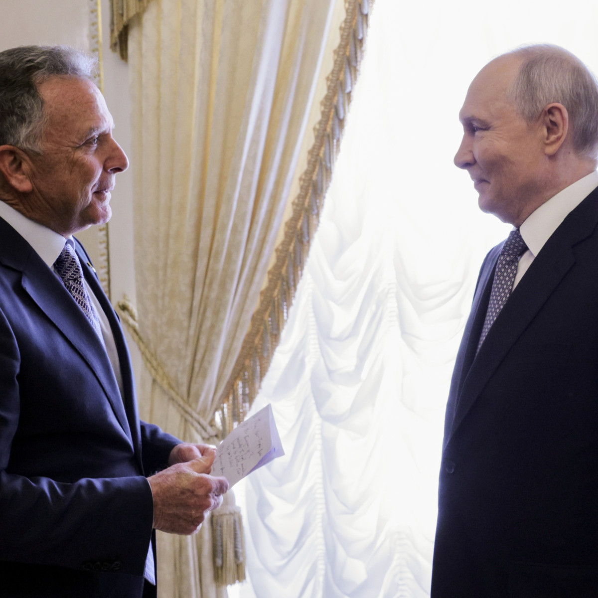 Ruský prezident Vladimir Putin (vpravo) a americký vyslanec Steve Witkoff.