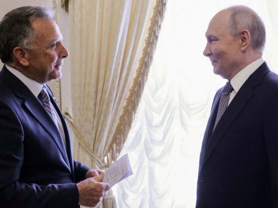 Ruský prezident Vladimir Putin (vpravo) a americký vyslanec Steve Witkoff.