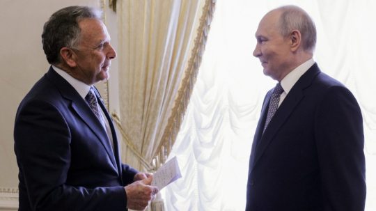 Ruský prezident Vladimir Putin (vpravo) a americký vyslanec Steve Witkoff.
