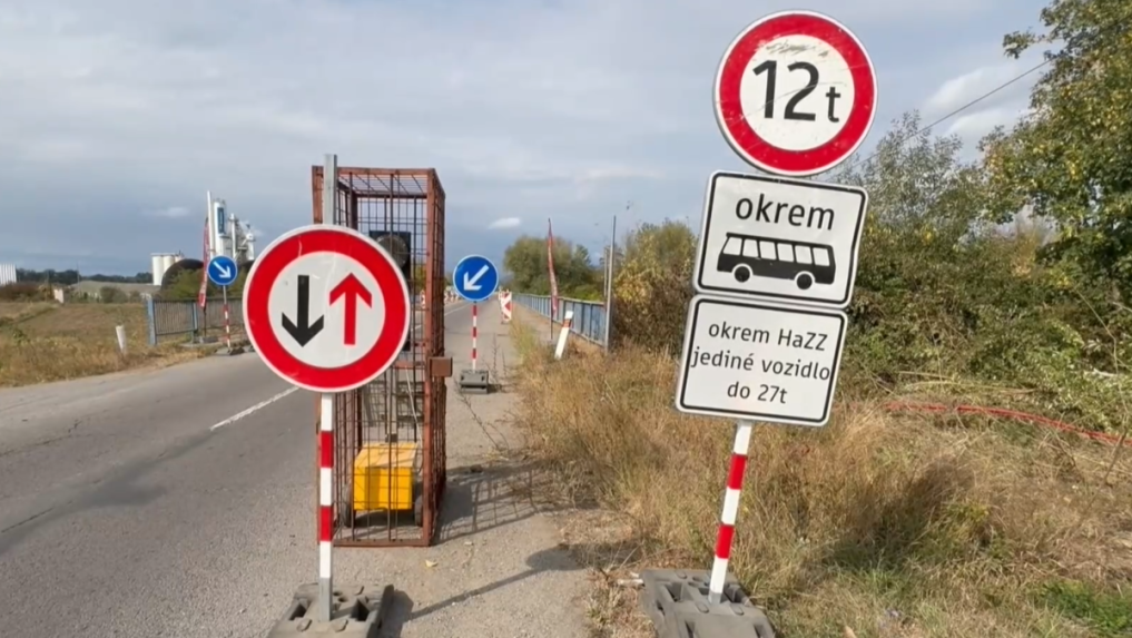 Uzávera mostov komplikuje dopravu.