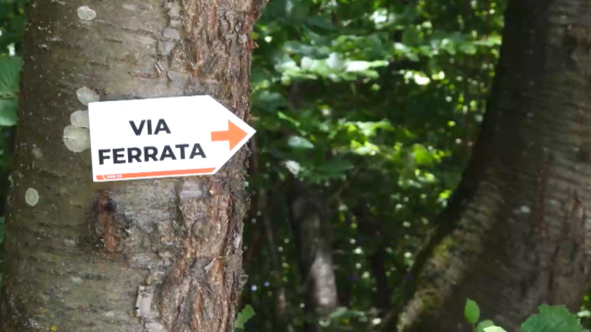Na snímke tabula s nápisom "via ferrata".