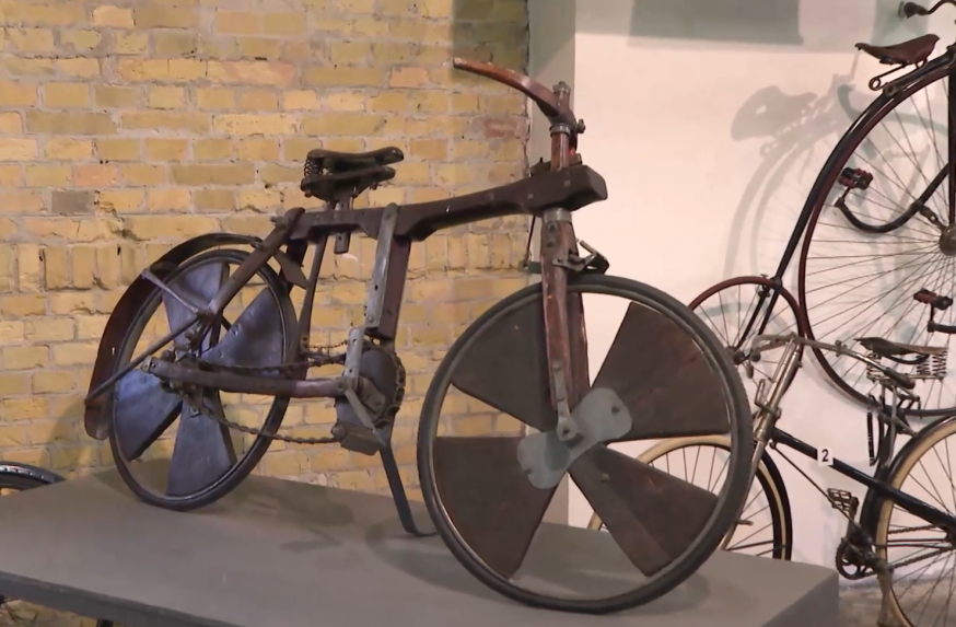 Dreven&yacute; bicykel z roku 1922.