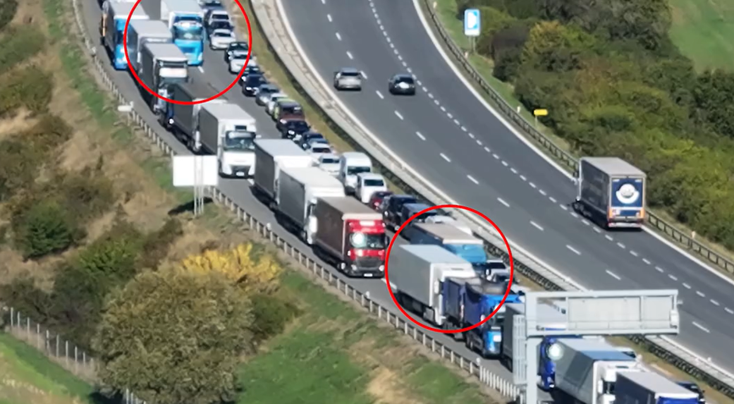 
 Na snímke vozidlá na diaľnici v Česku.		