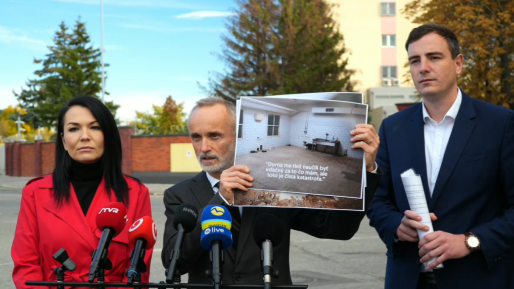 Na sn&iacute;mke PS ukazuje fotografie ubytovn&iacute;.