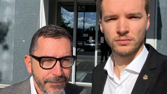 Zľava Metod Špaček a Ivan Novotný žalujú štát za neuznanie ich manželstva v Rakúsku.