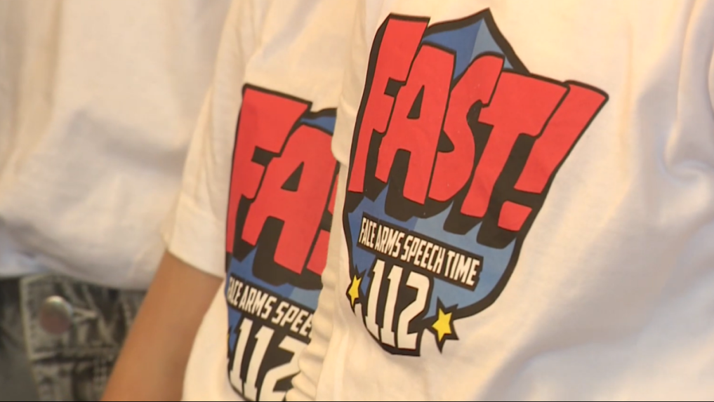 Na snímke logo projektu FAST Heroes na tričkách.