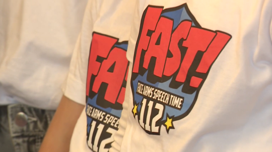 Na snímke logo projektu FAST Heroes na tričkách.