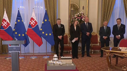 Na snímke tlačová konferencia pri podpise zmluvy.
