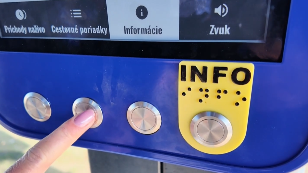 Po stlačení tlačidla prístroj prečíta odchody autobusov.