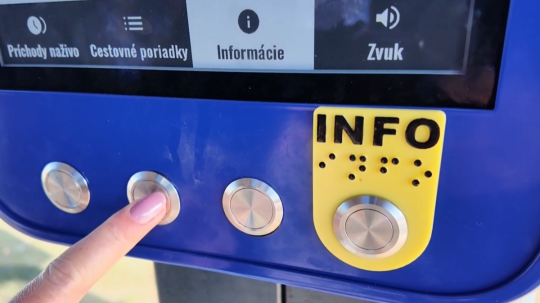 Po stlačení tlačidla prístroj prečíta odchody autobusov.