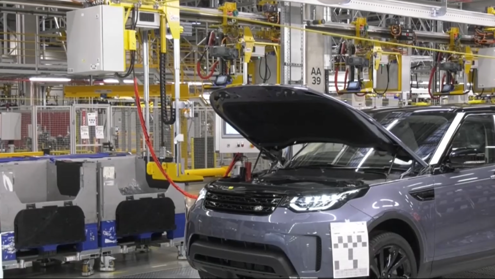 Na snímke výroba automobilov.