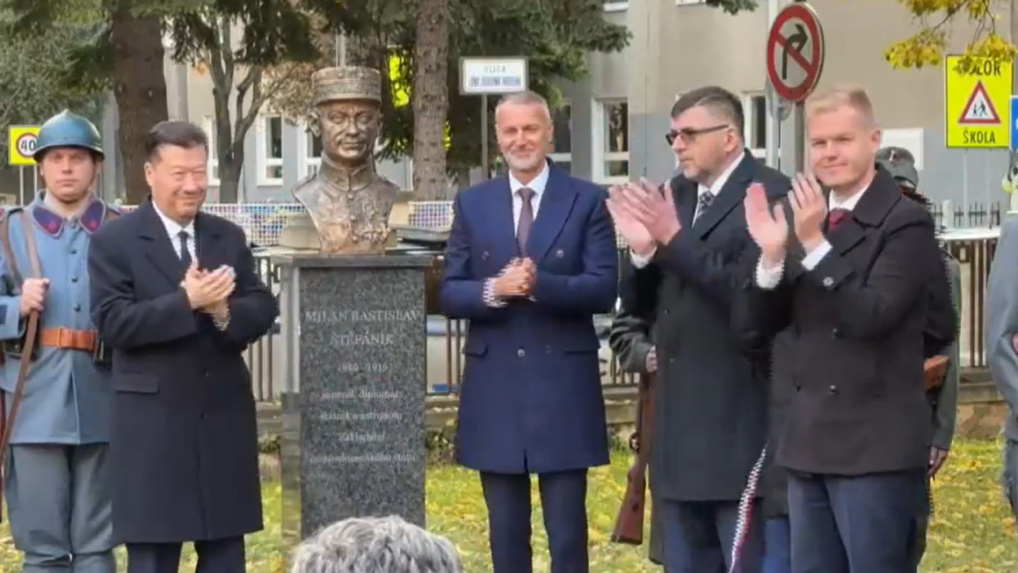 V Aleji n&aacute;rodn&yacute;ch dejateľov odhalili bustu gener&aacute;la M. R. &Scaron;tef&aacute;nika.