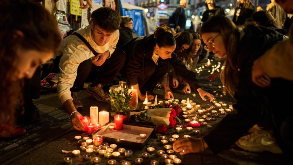 Protestujúci na námestí Puerta del Sol po oznámení o úmrtí 87-ročnej Maricarmen Abascalovej.