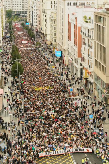 Na sn&iacute;mke ulica v &Scaron;panielsku zaplnen&aacute; protestuj&uacute;cimi ľuďmi.
