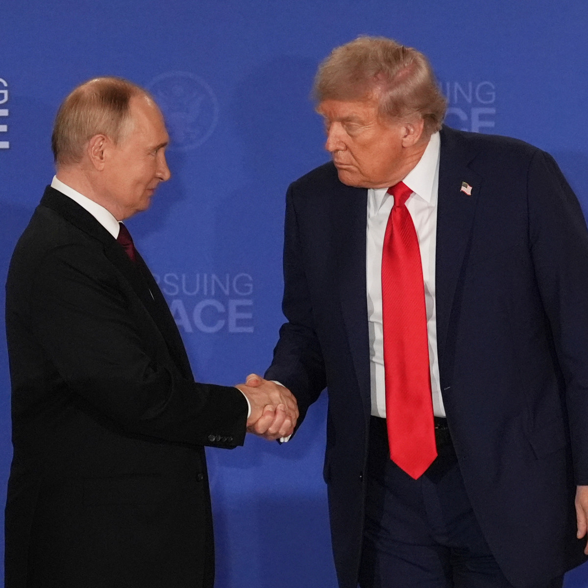 Na archívnej snímke (2025) Vladimir Putin si podáva ruku s Donaldom Trumpom.