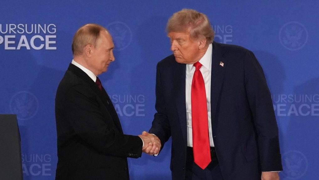 Na archívnej snímke (2025) Vladimir Putin si podáva ruku s Donaldom Trumpom.