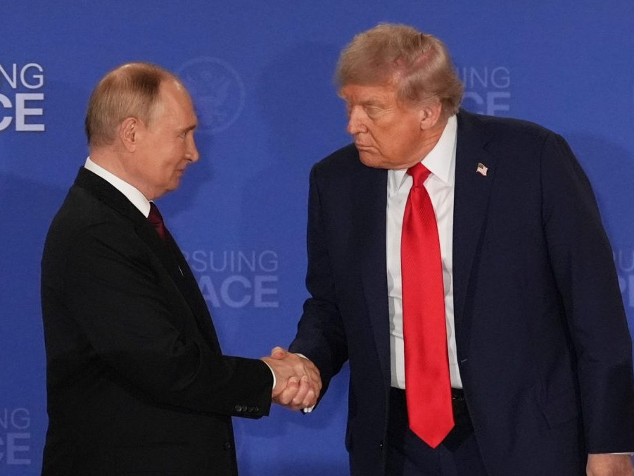 Na archívnej snímke (2025) Vladimir Putin si podáva ruku s Donaldom Trumpom.