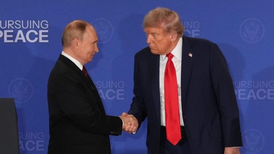 Na archívnej snímke (2025) Vladimir Putin si podáva ruku s Donaldom Trumpom.