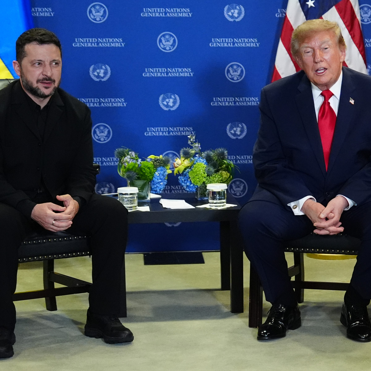 Na archívnej snímke (september 2026) Volodymyr Zelenskyj sedí vedľa Donalda Trumpa počas spoločného stretnutia.