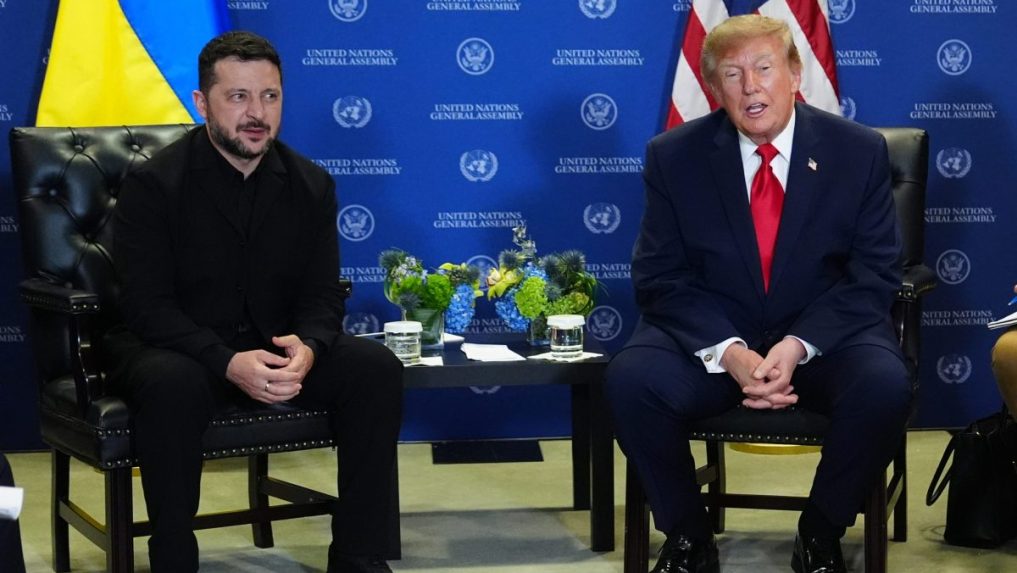 Na archívnej snímke (september 2026) Volodymyr Zelenskyj sedí vedľa Donalda Trumpa počas spoločného stretnutia.